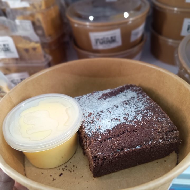 Death by fudge Cakes With Custard in Bowl weekenddesserts desserts cakeswithcustard dessert deathbyfudge - Chocolate Concrete